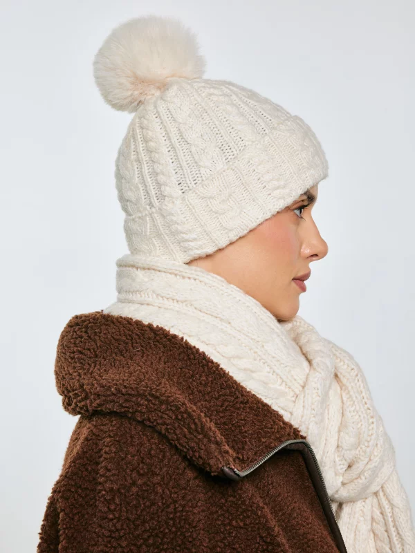 Czapka damska z dekoracyjnym splotem z pomponem kremowa Carole 103