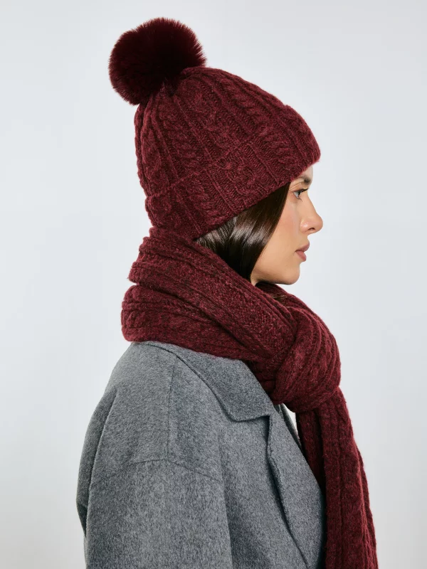 Czapka damska z dekoracyjnym splotem z pomponem bordowa Carole 604
