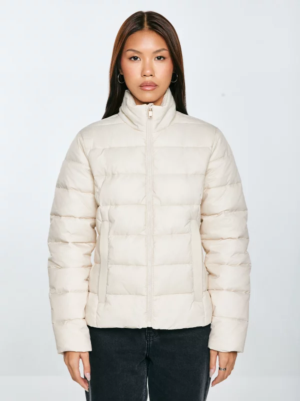 Kurtka damska slim pikowana ze stójką kremowa Delina 103