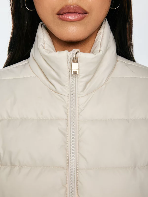 Kurtka damska slim pikowana ze stójką kremowa Delina 103