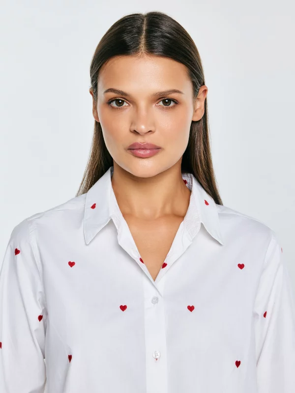 Koszula damska z wyhaftowanymi serduszkami biała Erin 100