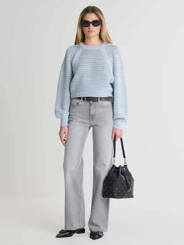 Sweter damski o ażurowym splocie błękitny Funia 400