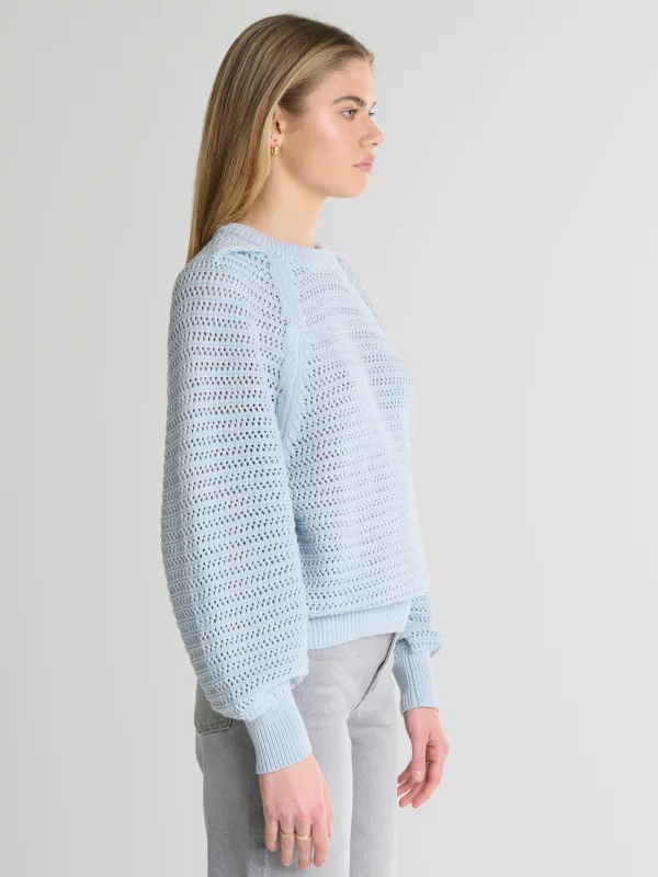 Sweter damski o ażurowym splocie błękitny Funia 400