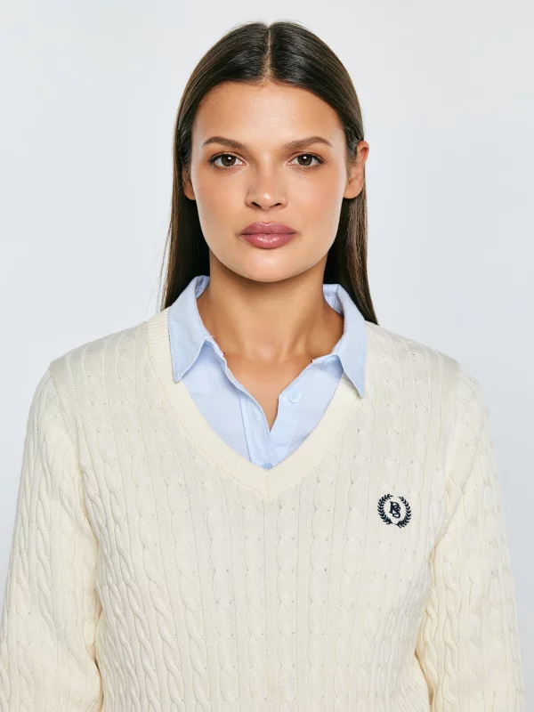 Sweter damski ze splotem warkoczowym z dekoltem v-neck kremowy Nisa 100