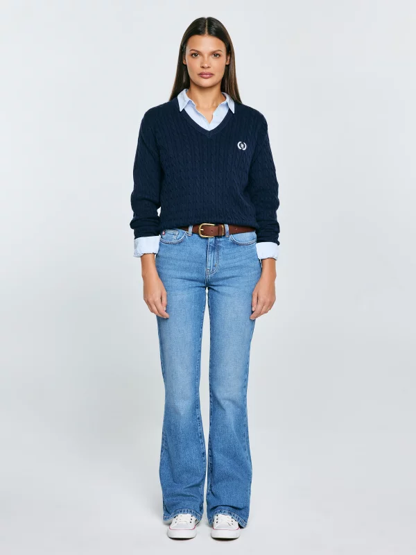 Sweter damski ze splotem warkoczowym z dekoltem v-neck granatowy Nisa 403