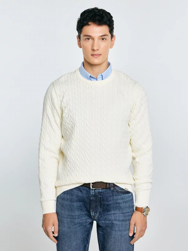 Sweter męski ze splotem warkoczowym i haftem kremowy Niser 100