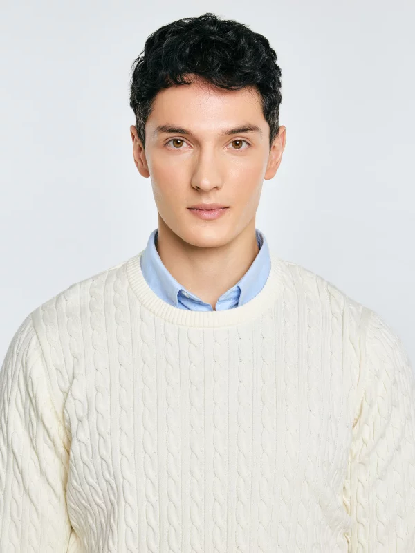 Sweter męski ze splotem warkoczowym i haftem kremowy Niser 100