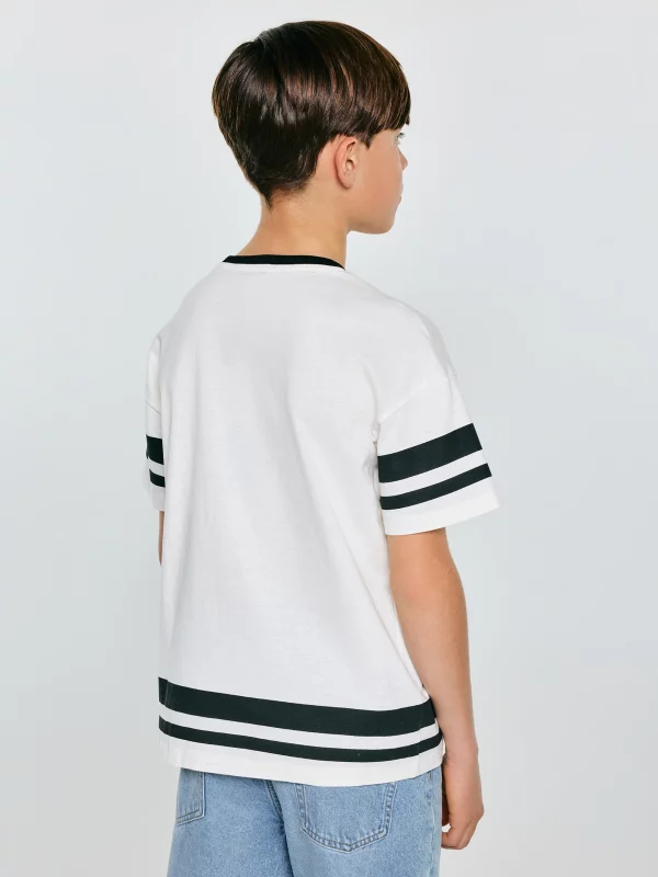 Koszulka chłopięca z nadrukiem w stylu college biała Kiker 100