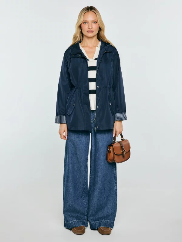 Kurtka damska przeciwdeszczowa z regulacją w talii z kapturem granatowa Lisa 403