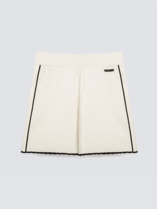 Szorty damskie z wiskozy z kontrastowym wykończeniem białe Mickas 100