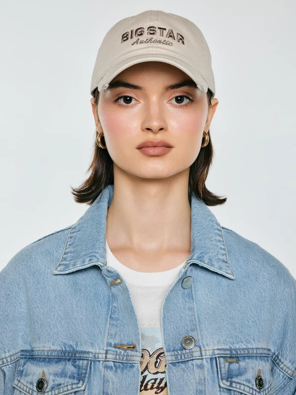 Czapka z daszkiem z haftem perłowa Densa 103