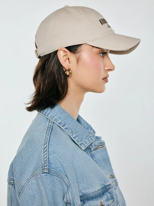 Czapka z daszkiem z haftem perłowa Densa 103