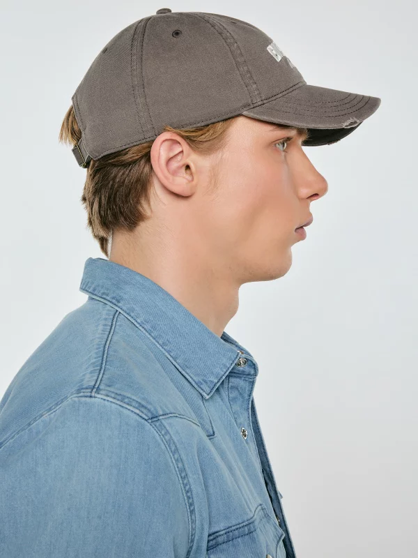 Czapka z daszkiem z haftem brązowa Densa 804