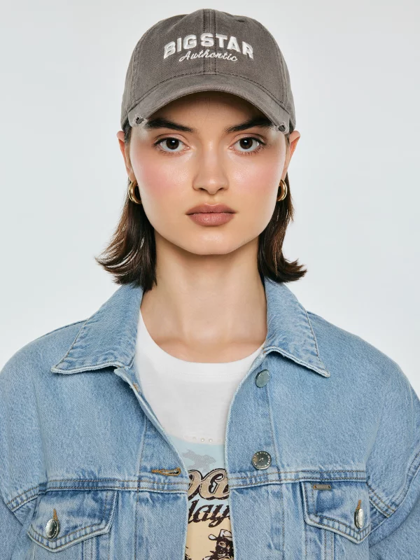 Czapka z daszkiem z haftem brązowa Densa 804