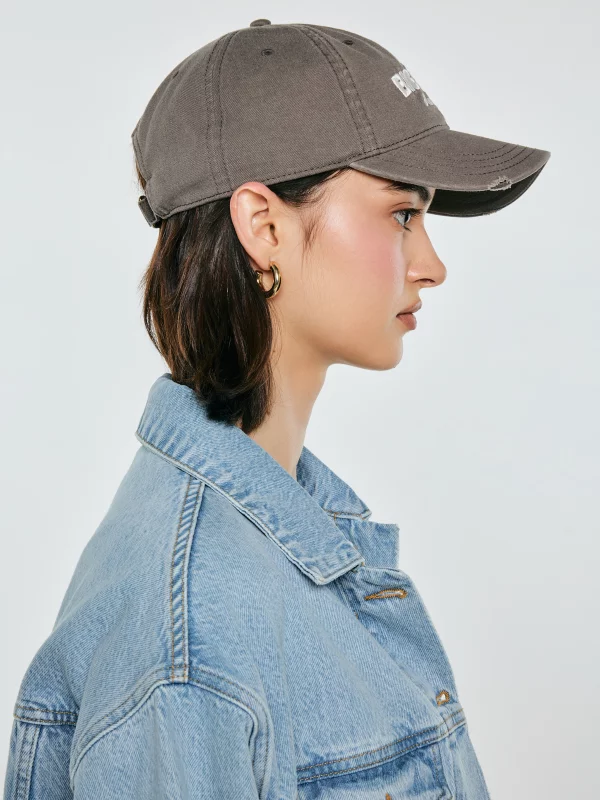 Czapka z daszkiem z haftem brązowa Densa 804