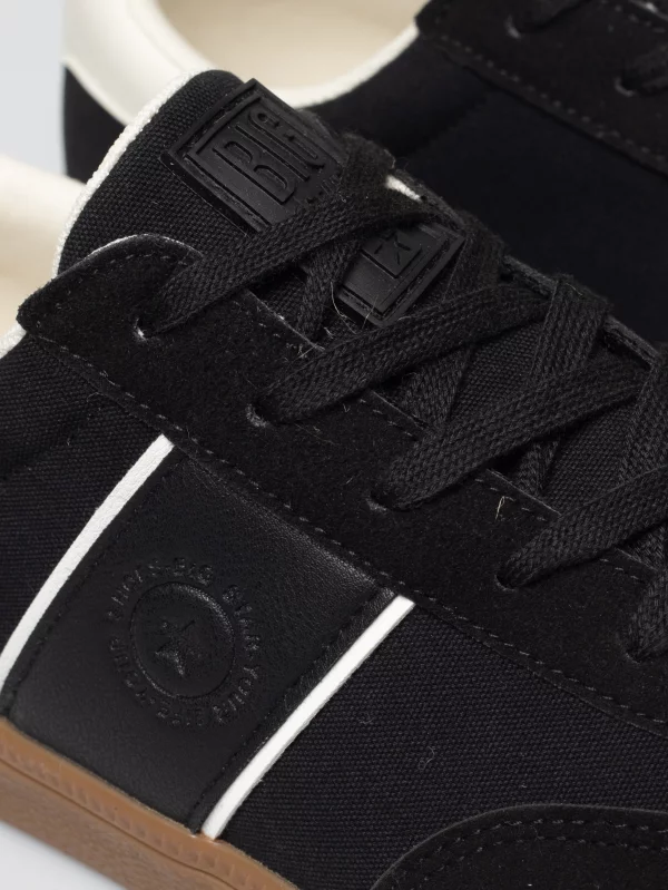 Sneakersy męskie z białymi akcentami czarne TT174129 906