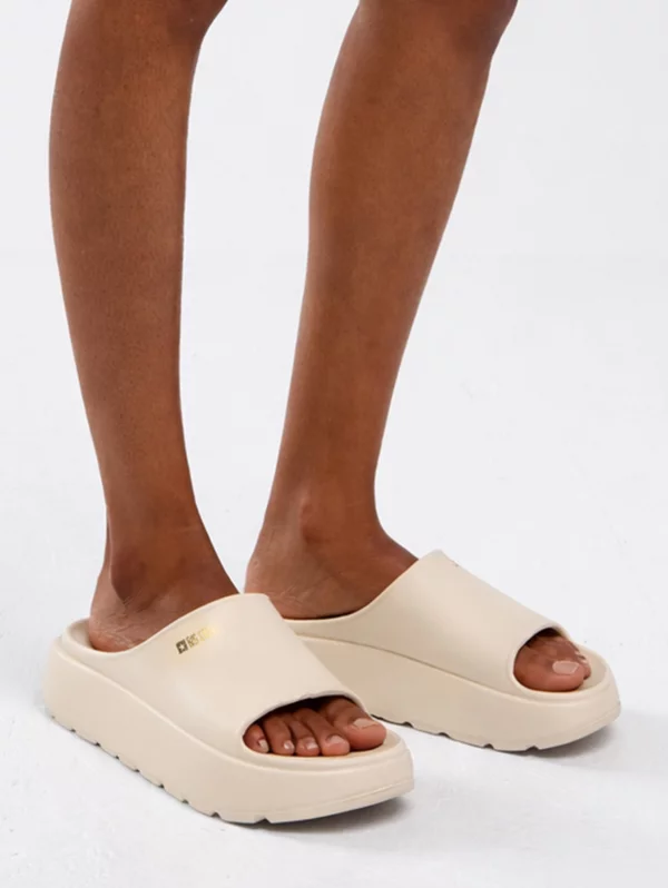 Klapki damskie na podwyższonej podeszwie beżowe RR274A569 801