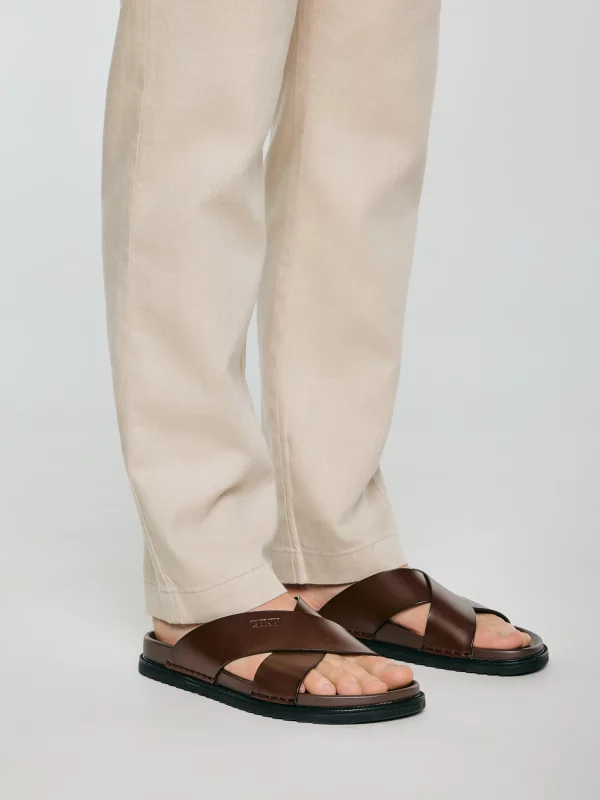 Klapki męskie skórzane brązowe TT174218 803