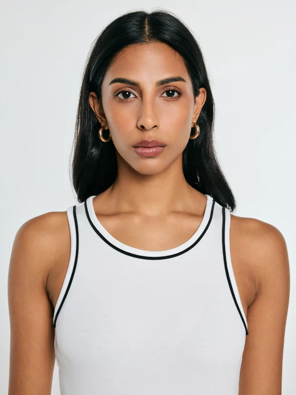 Top damski z kontrastowym wykończeniem biały Lessa 100