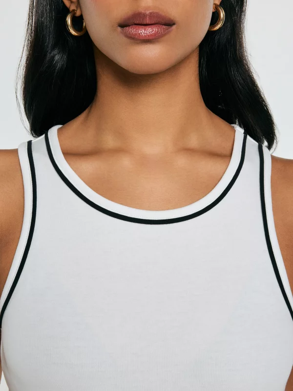 Top damski z kontrastowym wykończeniem biały Lessa 100
