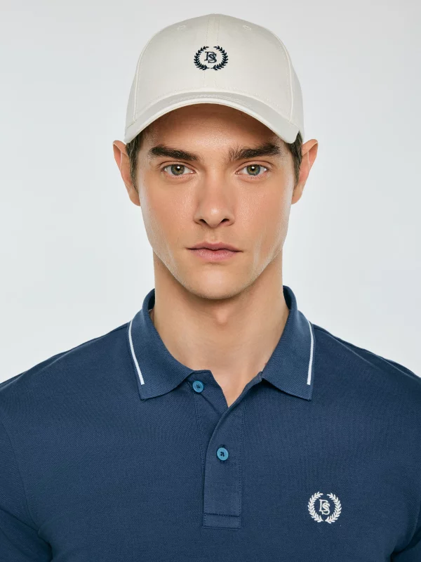 Czapka z daszkiem z haftem biała Centi 100