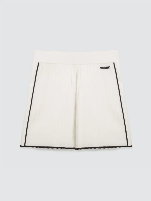 Szorty damskie z wiskozy z kontrastowym wykończeniem białe Mickas 100