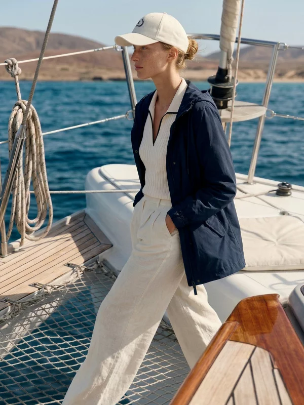 Czapka z daszkiem z haftem biała Centi 100