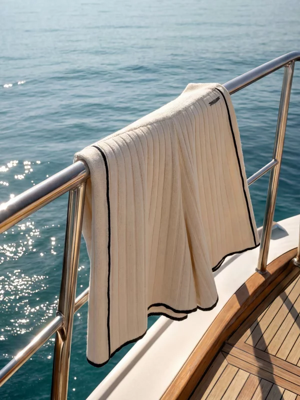 Szorty damskie z wiskozy z kontrastowym wykończeniem białe Mickas 100