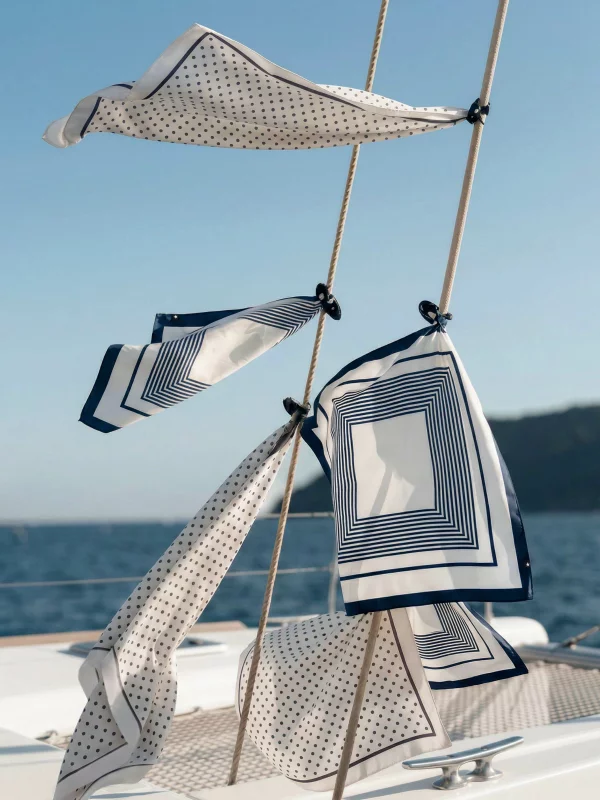 Apaszka damska w geometryczne wzory biała Verna 100