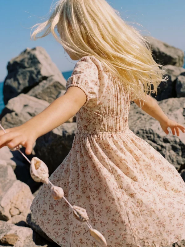 Sukienka dziewczęca z wiskozy w kwiatowy wzór perłowa Radojka 103