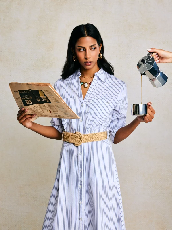 Sukienka damska midi koszulowa w paski jasnoniebieska Merinsa 400