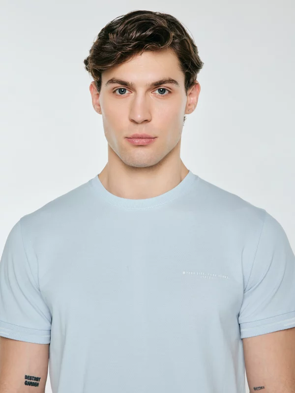 Koszulka męska bawełniana z subtelnym nadrukiem błękitna Wlader 400