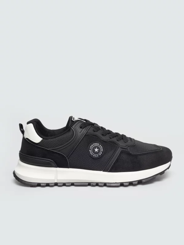 Sneakersy męskie z kontrastową podeszwą czarne UU174204 906