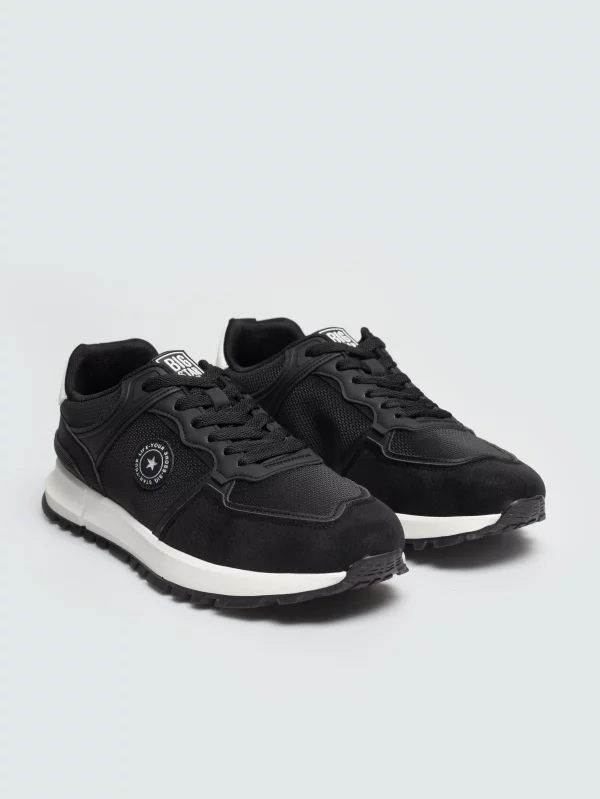 Sneakersy męskie z kontrastową podeszwą czarne UU174204 906