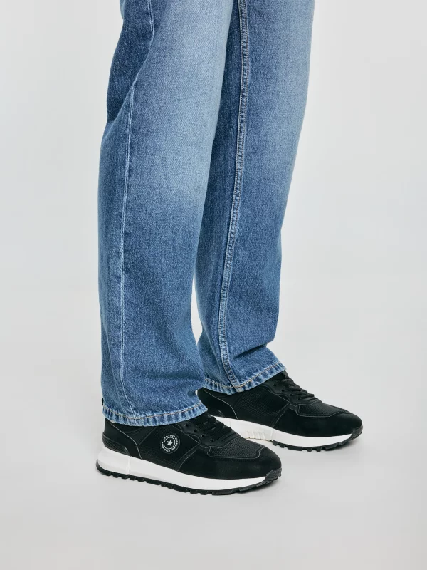 Sneakersy męskie z kontrastową podeszwą czarne UU174204 906