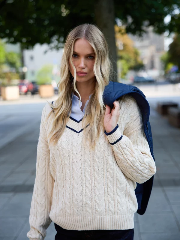 Sweter damski bawełniany z dekoltem v-neck kremowy Calia 103