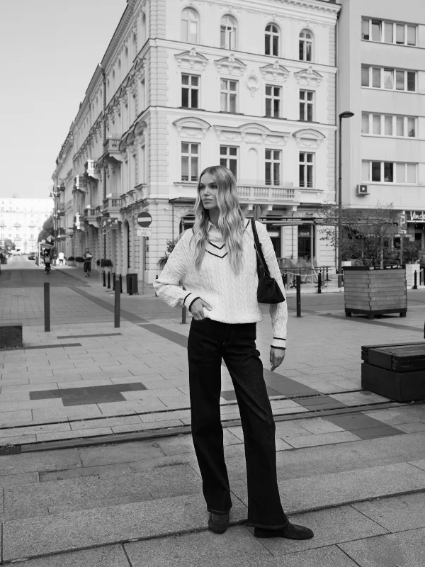 Sweter damski bawełniany z dekoltem v-neck kremowy Calia 103
