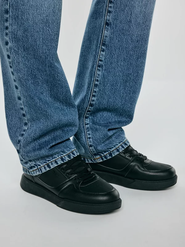 Sneakersy męskie z kontrastową podeszwą czarne UU174164 906